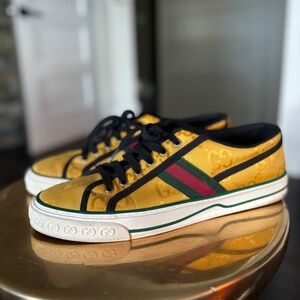 Mens Gold Gucci low rise sneaker